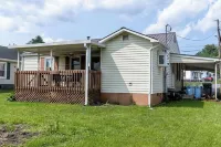 Quaint home in Oak Hill, Conveniently Located.