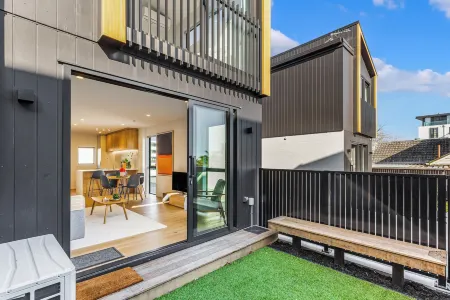 Modern 2Br Townhouse in Mission Bay I Zodiak Stays Отели рядом с достопримечательностью «St. Helier's Bay, Auckland»