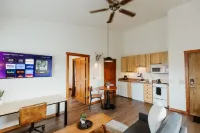 Modern Suites with Fully-Equipped Kitchens - Stylish Boutique Haven Отели в г. Калиспелл