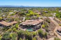Luxury Desert Estate Pool, Theater, Chefs Kitchen, and Minutes from Old Town