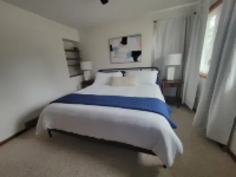 The Gwen // Charming 2-bedroom upstairs apartment in quiet duplex