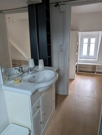 Apt with garden and parking on the banks of the Seine in front of the cathedral