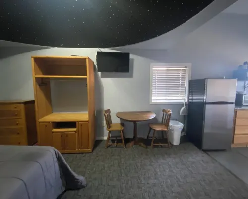The Galactic Getaway - Lakeside Tiny Home Rental - Queen Bed Hotels in Rock County