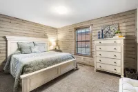 Cozy Lake Front/View 2BR2BA Private Cabin23, Resort Pool/Hot Tub/Firepit & more!