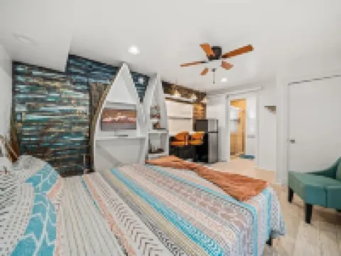 4/4 Home w/ Pool & Hot Tub – Steps from the Beach! 墨爾本海灘酒店