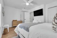 2 blocks 2 Beach, Linens+towels Included, OutdoorTV, Parking, Coffee Included