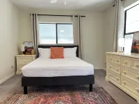Spacious 3 full baths 10 beds 3-story house with private backyard in Del Valle