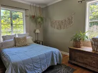 Woodland Hills Cottage on beautiful 1/4 acre property 쉐퍼드 스타디움 주변 호텔