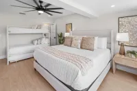 NEW! OCEANSIDE CASA LARGO TROPICAL GETAWAY! PICKLEB-BEACH-POOL-KAYAK-TENNI-FISH florida keys key lime products附近的飯店