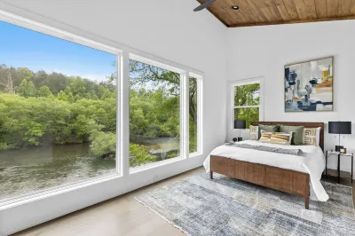 Brand New! Luxurious Riverfront Retreat, Hot Tub, 6 Guests 10 Min to Blue Ridge