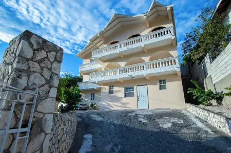 876 JA Oasis & Homestay - by Kingston Airport