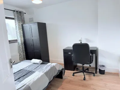 Fountain House-Sleeps 5-Central Dagenham-Parking