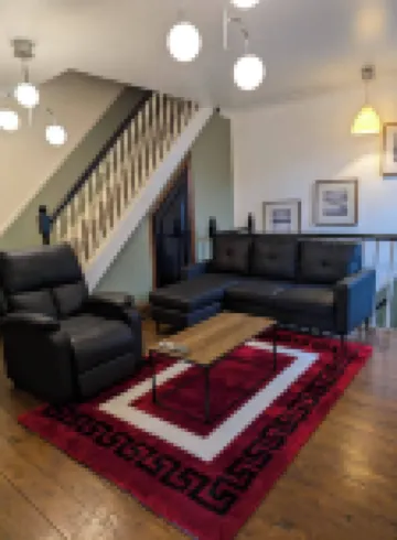 距市機場10分鐘的三卧室公寓，帶停車位，不允許聚會