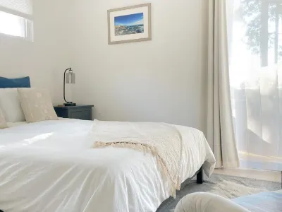 Mar a Vista: Cozy Coastal Cottage with Modern Amenities Hotels near Bowling Ball Beach