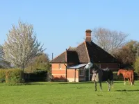 Hinton Lodge - Quaint Victorian four star cottage in a quiet rural location. Hotels in Trowbridge