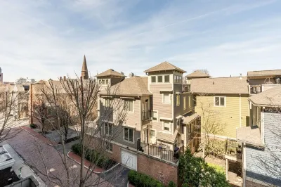 Bella Vista Downtown 2BR 2BA โรงแรมใน