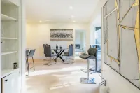 Luxury 5-Bed London Retreat: Heated Pool, Hot Tub & Sauna!! - Ultimate Comfort!