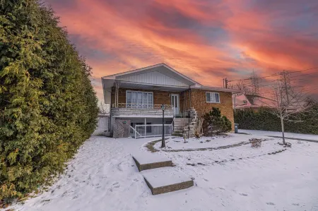 Spacious & Quiet 3 BDR Apt /15 mins to DT &Parking Отели рядом с достопримечательностью «Pi-o Centre d'Amusement»