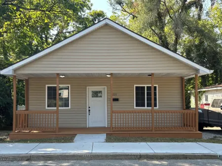 Charming 2-bedroom house with AC, WiFi in delightful Bloomington