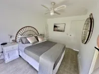 Betty on Bayview - Surf Beach Hotels in Surf Beach