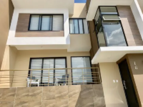 Exclusive Gated Community with HD TV, Air Conditioning, Cable and Netflix 義大利廣場附近的飯店