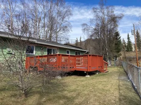 House with beautiful mountain views Отели в г. Eagle River
