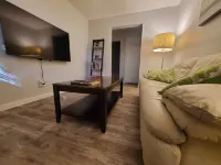 Modern Private 1Bdrm  Apt. w/Free Prkg + Fast Wi-Fi. Pet-Friendly! 수세인트마리 호텔