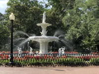 Mins to airport and shopping! 5 Star clean!13miles from downtown!