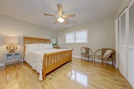 Wake to the Sunrise and Steps to the Sunset! Best of Both Worlds! Отели в г. Indian Rocks Beach