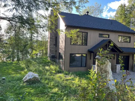 Cottage / Lake House - New - Beautiful views - Clean and comfortable Отели в г. Ле Коллин-де-л'Утауе