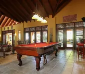 Sunrise Villa - An affordable beachfront gathering place for family and friends Hotel di Cabrera