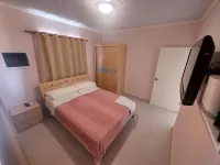 Romantic House with Spacious Hot Tub Spa, Family/Pet friendly and Free Parking