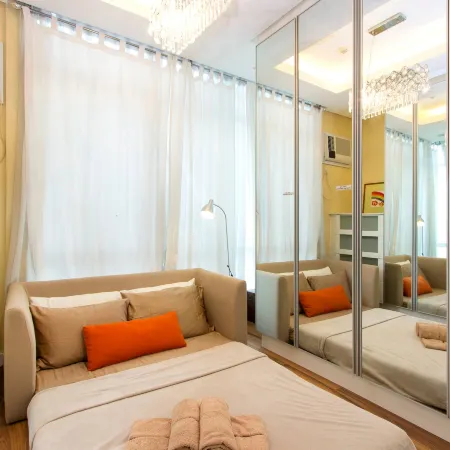 Elegant 2BR Apartment in Upscale Fort BGC Fast Wifi
