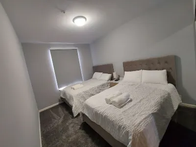 Spacious 3 bdrm, 8 beds, 2 baths w/ full kitchen Hotel in zona Serramonte Center