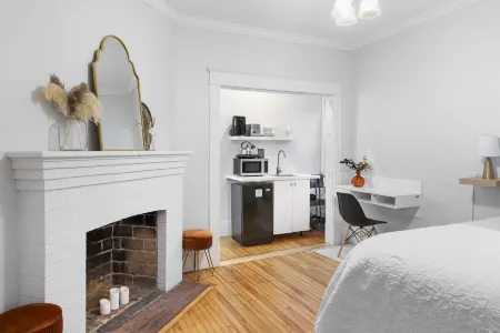 Studio 1 ~ Lovely Apartment, Downtown!