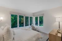 Springs Retreat: Fully Renovated Home, New Gunite Pool, Walk to Bay & Rita's