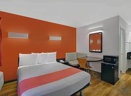 Super 8 by Wyndham Santa Clara
