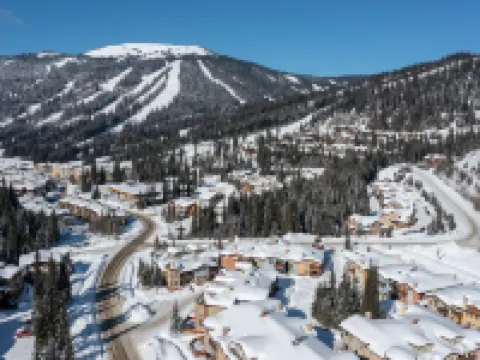 Central Location, Ski in/Ski Out, Private Hot Tub Hotels in Sun Peaks