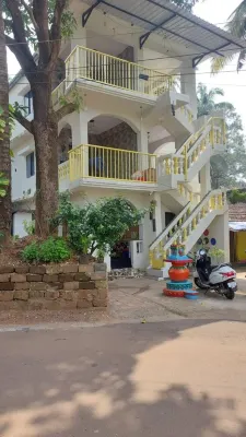 Stylish apartment on Goa's most happening stretch, bang on the Chapora River, Hotels in Assagao