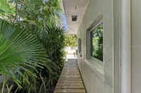 Luxury along Manatee River, close to Anna Maria beaches, heated pool & spa!