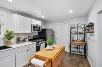 Walk to Bridge Street from the Westside Charmer! 大急流城酒店