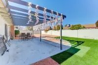 KING SIZE BED! MASSAGE CHAIR! EV CHARGER~~OVERHEAD SHOWER!15 Minutes From Strip! Hoteles en 