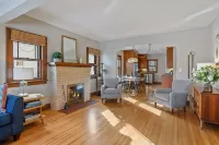 Rarely Available - Downtown Wayzata Home Hotels in Wayzata