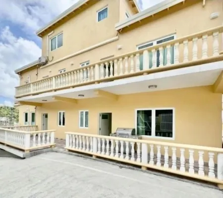 Simby D'lo A Presidental House.Pack up your luggage and move in!  UP