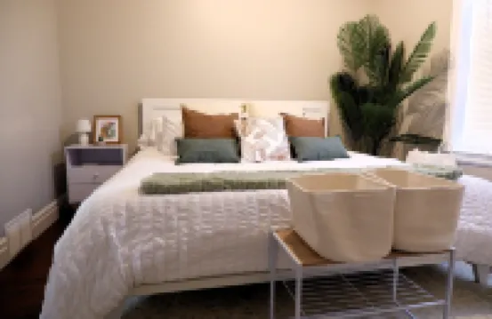 Central London - Clean, Modern & Comfortable. Downtown w/ Free Parking & Wi-Fi