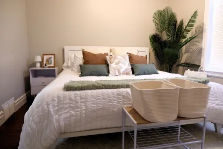 Central London - Clean, Modern & Comfortable. Downtown w/ Free Parking & Wi-Fi