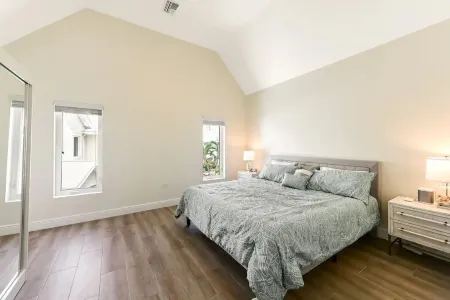 2 bedroom condo with pool close to the beach Отели рядом с достопримечательностью «TURTLE LAGOON»