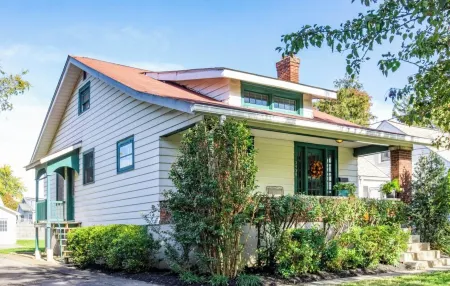 Cozy home in St. Matthews, 2 bedrooms, 2 bathrooms Отели в г. Сейнт Мэттьюс