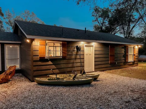Cozy Cottage Located on the South Side of Grand Lake Hotels in Craig County