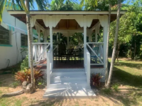 Open 3 BR 2 Bath Home with Private Pool, Wi-Fi, 5 Minutes to Cable Beach โรงแรมใน